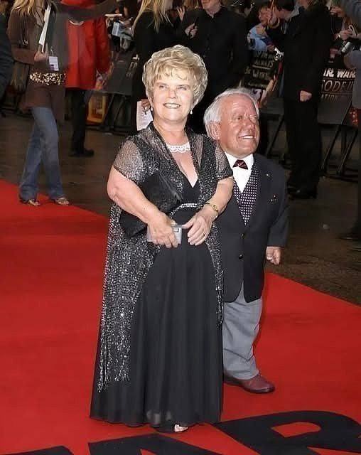 An Actor Just 112 cm Tall Married a Woman Slightly Taller – Here’s What Their Children Look Like